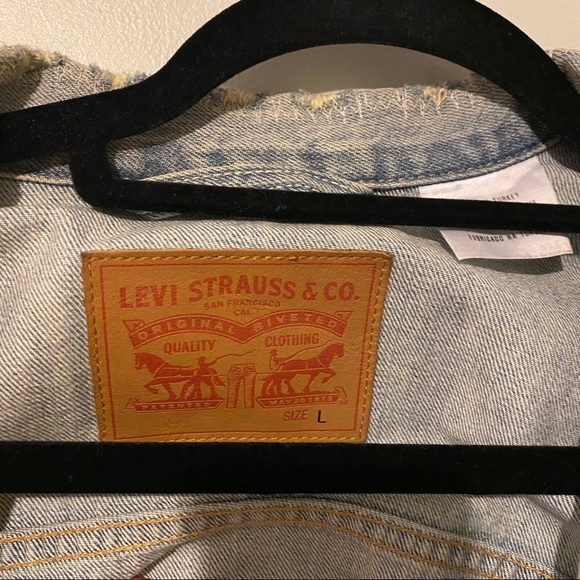 Levi’s denim jacket (light wash) - Picture 8 of 9